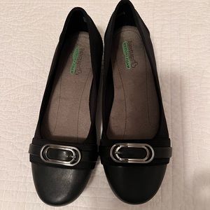 Women’s black slip on shoes by Baretraps 8W